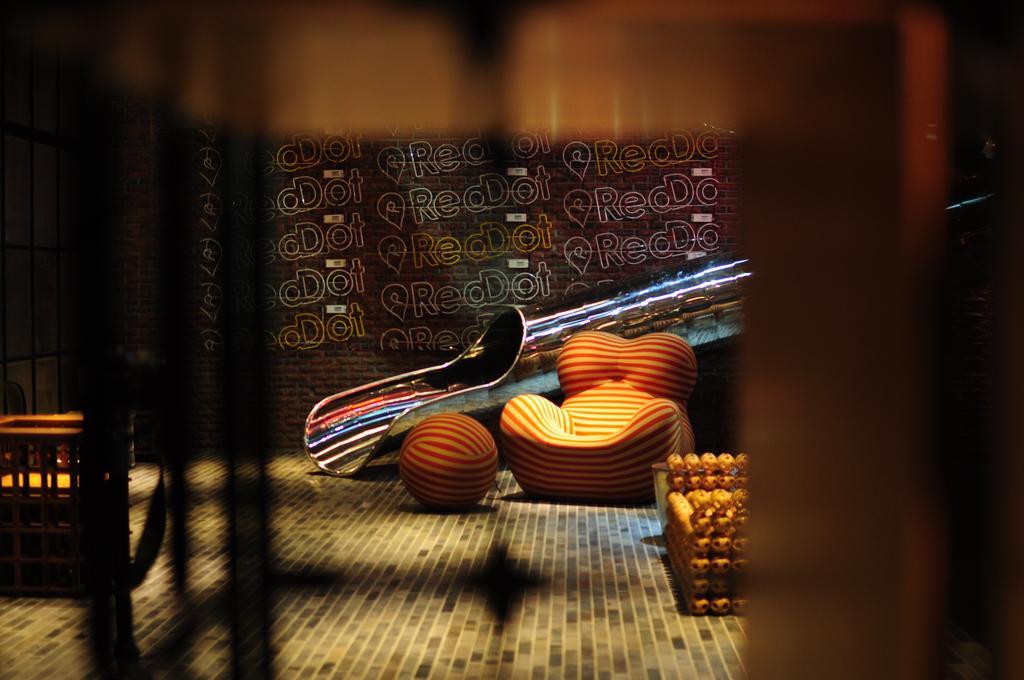 Reddot Hotel Taichung Bagian luar foto