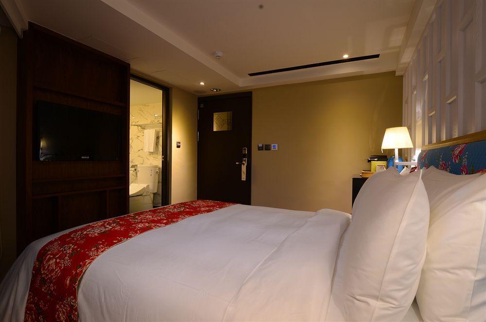 Reddot Hotel Taichung Bagian luar foto