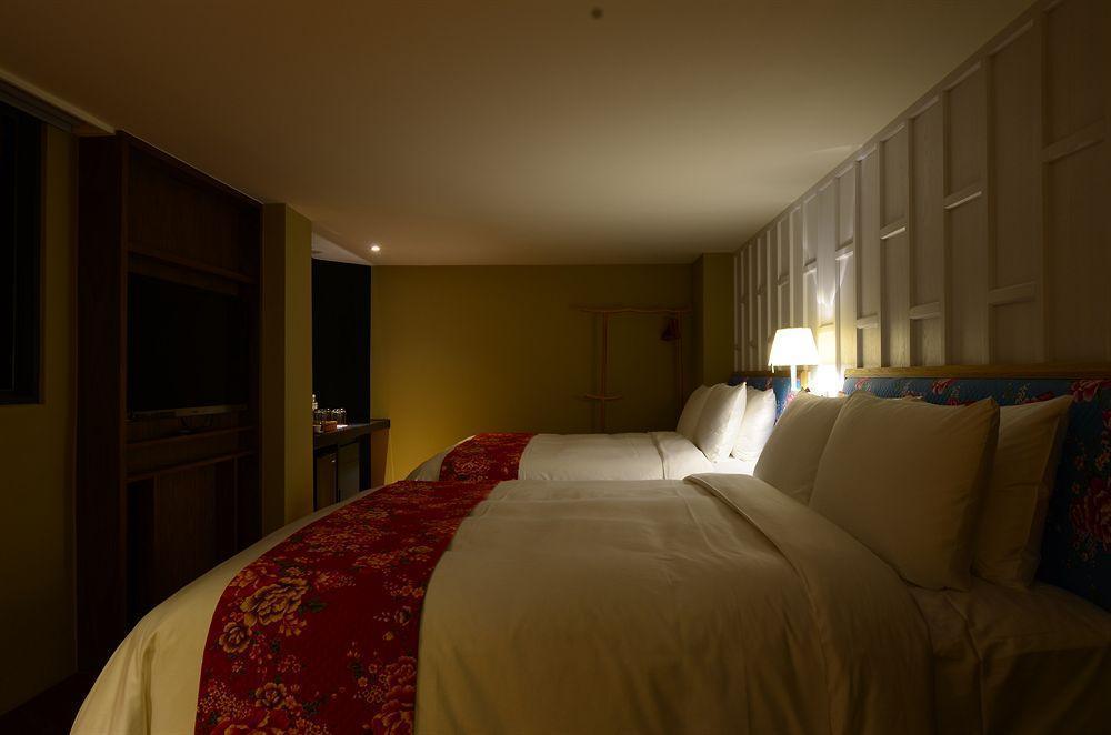 Reddot Hotel Taichung Bagian luar foto