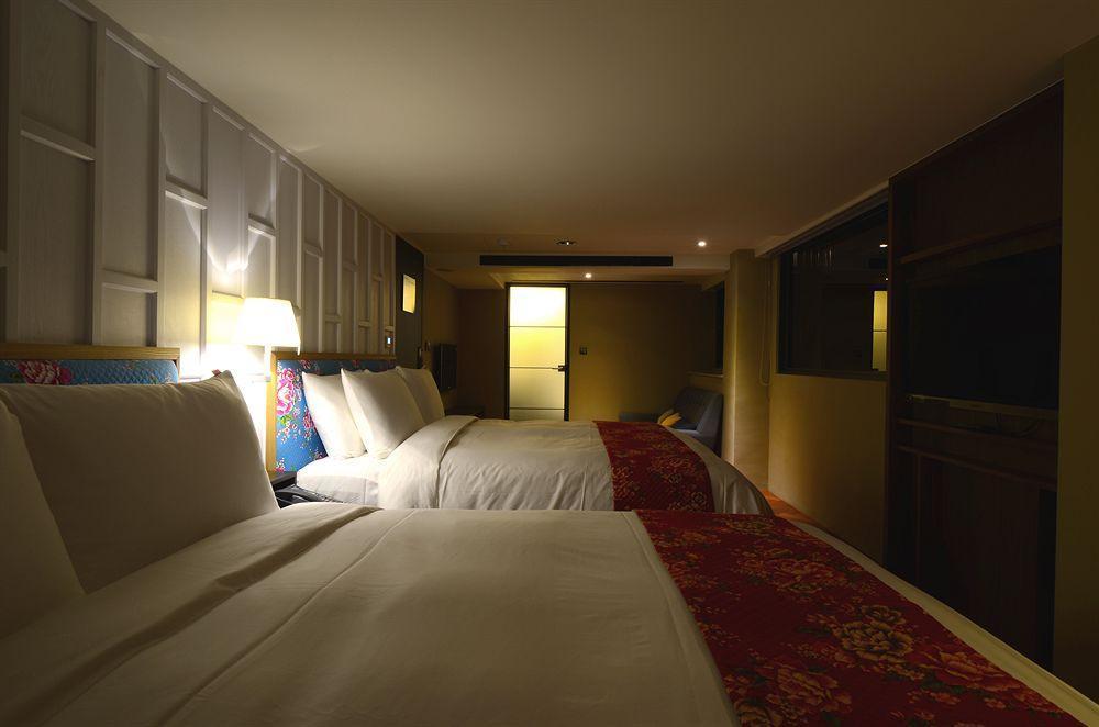 Reddot Hotel Taichung Bagian luar foto