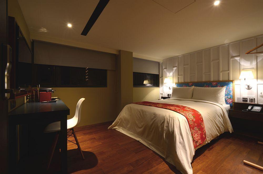 Reddot Hotel Taichung Bagian luar foto