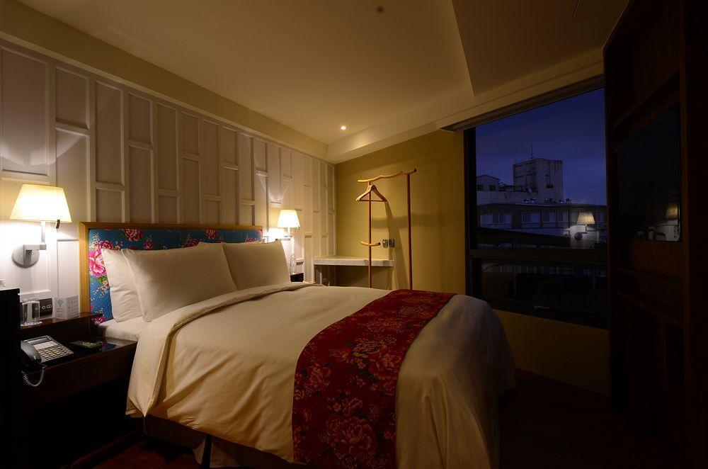 Reddot Hotel Taichung Bagian luar foto