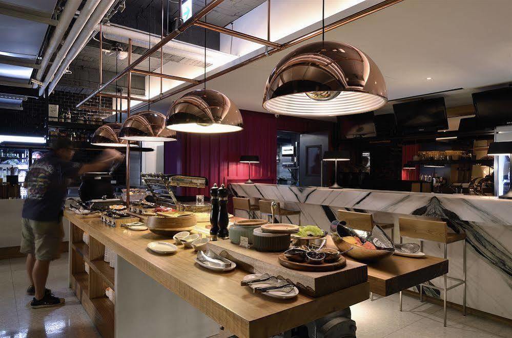 Reddot Hotel Taichung Bagian luar foto