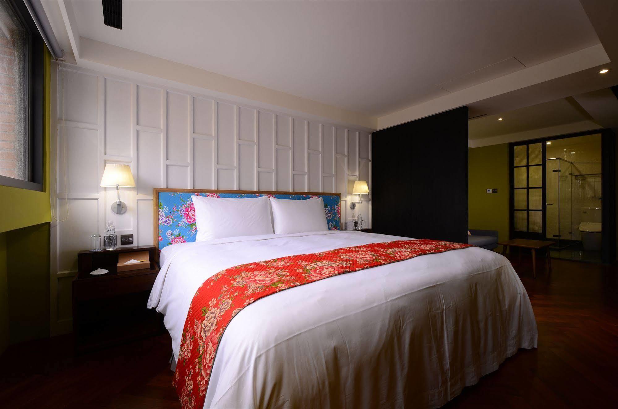 Reddot Hotel Taichung Bagian luar foto