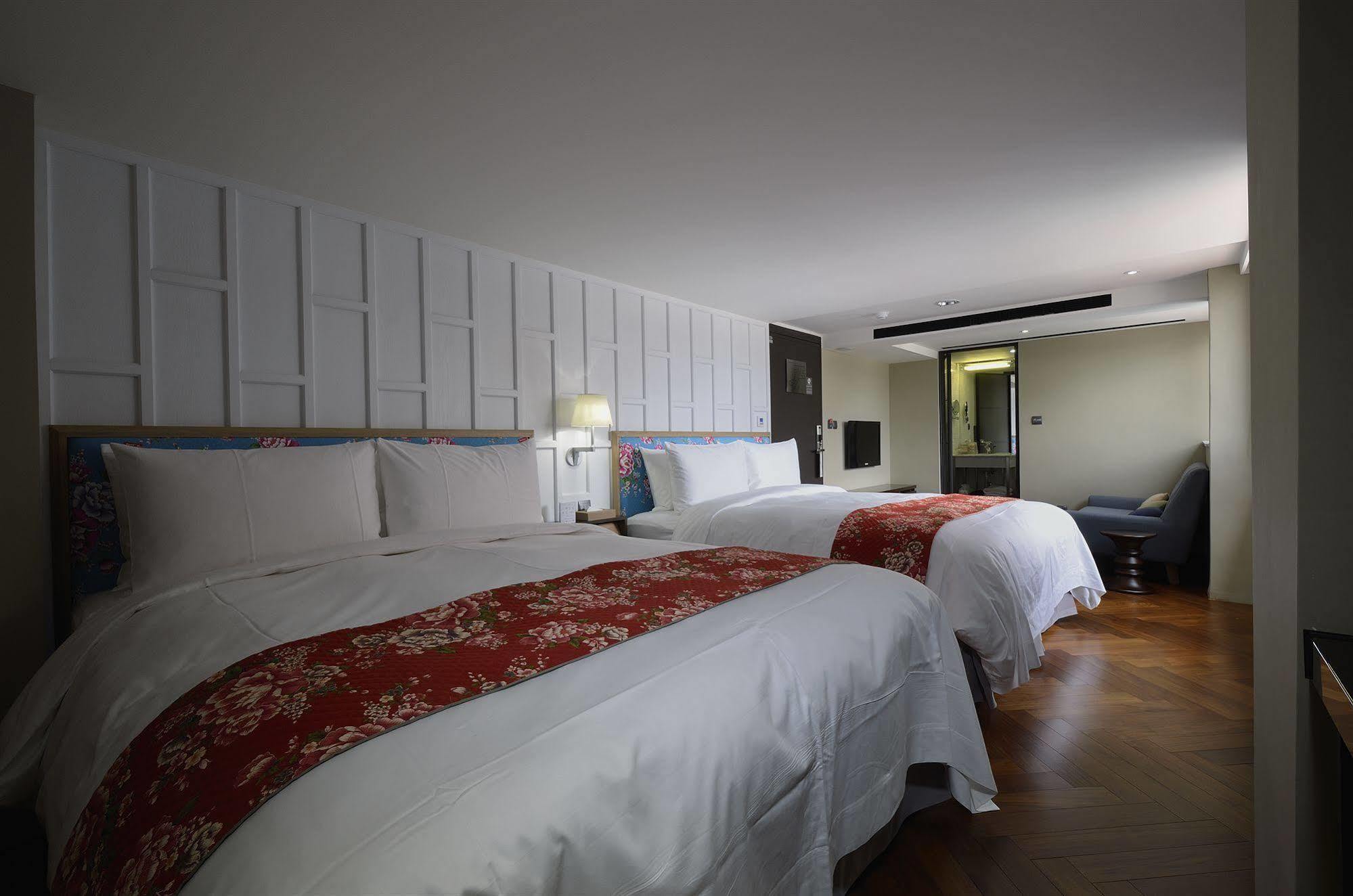 Reddot Hotel Taichung Bagian luar foto